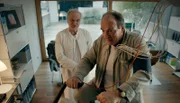 Dr. Martin Langhammer (Bernhard Schütz, l.) macht mit Kluftinger (Herbert Knaup, r.) ein Check-Up.