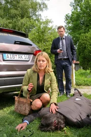 Eigentlich wollten Marie (Karin Thaler, l.) und Sebastian König (Mark-Alexander Solf, r.) bei einer Versteigerung teilnehmen, doch dann finden sie einen Toten.