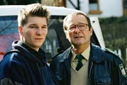 Andy (Leopold Hornung, l.), der Sohn des Dorfpolizisten Franz Breidenbach (Erich Hallhuber, r.), war ein enger Freund der Toten ...
