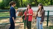Ein Notfall bringt die freie Tierärztin Dr. Susanne Mertens (Elisabeth Lanz, M.) auf den Hof von Tanja Fischer (Barbara Weiß, l.). Gemeinsam mit Susannes Tochter Luisa (Lilly Wiedemann, r.) rätseln die drei Frauen, was dem Tier fehlen könnte.