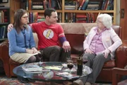 Amys (Mayim Bialik, l.) erste Begegnung mit Sheldons (Jim Parsons, M.) Großmutter Meemaw (June Squibb, r.) verläuft nicht so, wie gehofft ...
