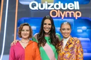 Quizmasterin Esther Sedlaczek mit den Kandidatinnen des Teams "Kamera": Die Schauspielerinnen Nina Gummich und Caro Cult.