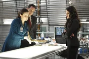 (v.l.n.r.) Dr. Brennan (Emily Deschanel); Andrew Hacker (Diedrich Bader); Dr. Catherine Bryar (Rena Sofer)