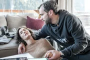 Michaela Höffner (Margrit Sartorius, l.) bricht zusammen. Ihr Mann Sebastian (Ole Puppe, r.) macht sich große Sorgen. Von ihrer MS-Erkrankung ahnt er nichts.