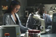 Dr. Alison Cameron (Jennifer Morrison, l.) und Dr. Eric Foreman (Omar Epps, r.) setzen alles daran, endlich herauszufinden, woran der Highschool-Schüler, der kürzlich eingeliefert wurde, wirklich leidet.