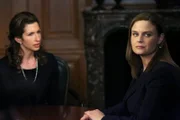 Amelia Minchin (Alysia Reiner, l.); Temperance Brennan (Emily Deschanel, r.)