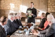 Reverend Peter Allsworthy (Oliver Gilbert, M.) ist aufgebracht von der Hexengruppe in Kembleford. Er sieht die Gruppe als Gefahr für den christlichen Glauben an und möchte mit den örtlichen Priestern gegen sie vorgehen.