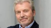ARD/WDR DER KINDERPSYCHIATER - DIE MACHT DES DR. WINTERHOFF (1), "Der Star", am Montag (24.02.25) um 23:00 Uhr im ERSTEN. Michael Winterhoff ist wohl der berühmteste Kinderpsychiater Deutschlands. Über Jahrzehnte behandelte er Kinder und Jugendliche, prägte mit seinen Thesen die Erziehungsdebatte in Deutschland und wurde zum Bestsellerautor. Mittlerweile ist Dr. Winterhoff wegen gefährlicher Körperverletzung in 36 Fällen angeklagt. Der Prozess soll im ersten Quartal 2025 vor dem Landgericht Bonn eröffnet werden. Die dreiteilige Doku-Serie „Der Kinderpsychiater - Die Macht des Dr. Winterhoff“ beleuchtet, wie Michael Winterhoff in der Öffentlichkeit zum Star wurde, wie er Kinder und Jugendliche mit Medikamenten ruhig gestellt haben soll und warum niemand den Arzt aufhielt. (Kann für alle Teile verwendet werden)