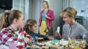 Susanne Stöger-Mendel (Esther Esche, r.) passt auf Jennys (Birte Hanusrichter, hinten) Kinder Matilda (Anna Büttner, l.) und Kim (Zora Müller) auf.