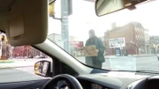 Ein Blick auf den Obdachlosen aus dem Auto