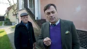 Die Ermittlungen ergeben, dass Werner Schöbel (Peter Benedict, r.) schon einige Vermieter betrogen hat. Bis diese vor Gericht Recht bekommen, vergehen Monate. Und da der Ex-Jura-Student kein Einkommen hat, bleiben die Vermieter schnell auf fünfstelligen Verlusten sitzen. Auch sein jetziger Mieter hat bereits Ärger mit ihm. Melfert war der erste, der sich mal auf andere Art gewehrt hat. Wollte Schöbel ihm das heimzahlen? Links: Herr Völker (Moritz Berg).