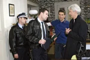 Robert ist fassungslos, als die Polizei in der WG auftaucht, um ihn aufs Revier mitzunehmen. v.l.n.r.: Lars (Alexander Klaws), Robert (Mathieu Carrière)
