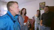 Tagtäglich wird Barbara schmerzhaft an den Verlust ihres Ehemanns erinnert. Durch seine Sammelleidenschaft haben sich vor seinem Tod Unmengen an Trödel angehäuft. Trödelprofi Otto Schulte soll helfen. v.l.: Otto,  Barbara, Eva, Simon
