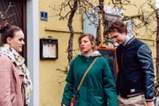 Christian rechtfertigt sich vergeblich für den "Fremd-Kuss". Von links: Mädel aus dem WhyNot (Karoline Gehring), Sarah Brandl (Sophie Reiml) und Christian Preissinger (Jonathan Gertis).