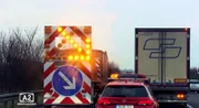 Die Crew der Luftrettung Sachsen-Anhalt macht ihren Helikopter startklar für den Einsatz. Der erste Notruf lässt in dieser Folge nicht lange auf sich warten. An der Steinegge-Brücke in Ostwestfalen gehen Straßenwärter unterdessen einer Beschwerde wegen Lärmbelästigung nach. Gerd und Stefan zwängen sich vor Ort durch dunkle Gänge und erklimmen schwindelerregende Steigleitern. Und die Beamten der Autobahnpolizei werden direkt zu Schichtbeginn zu einem Unfallort gerufen. Bei dem Crash wurde das Fahrzeug einer älteren Dame von einem Lkw in die Leitplanke gedrückt.