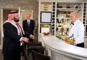 ARD ROTE ROSEN FOLGE 1182, Scheich Hamid (Kailas Mahadevan, l.) überrumpelt Alfred (Rolf Nagel, r.) mit einem Angebot für dessen Pferdenetzwerk (mit Komparsen).