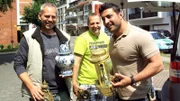 Trödelprofi Sükrü (re.) mit Marc (li.) und Dennis