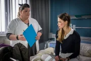 Frauke (Manuela Wisbeck, l.) spürt, dass der gewalttätige Übergriff eines Patienten die junge Notärztin Dr. Eva Grünberg (Laura Berlin, r.) psychisch stark belastet.