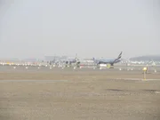 Internationaler Flughafen Dubai - Flugzeuge warten auf der Landebahn auf den Start.