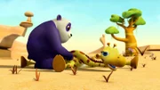 Mit Entspannungsmassage und Fellpflege versucht Panda Dan Giraffe Gertie zu beruhigen.
