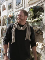 Josh Gates bewundert El Cementenerio General in La Paz.
