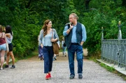 Susanne Mertens (Elisabeth Lanz, l.) wagt einen ersten Schritt in ein neues Leben: Sie verabredet sich mit Mike Redmann (Matthias Komm, r.). Werden die beiden einen schönen Abend haben?