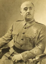 Kein anderer europäischer Staatschef hat sich so lange an der Macht halten können wie Francisco Franco. Doch wer war der Mann, der Spanien vier Jahrzehnte lang mit einer Gewaltherrschaft regierte?