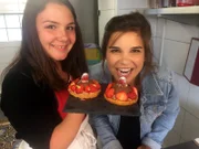 Lecker Törtchen! (Manon mit Moderatorin Anna Preil, v.l.)