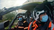 Pilot Harry und Al schauen vor dem Start aus dem Hubschrauber