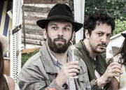 (2. Staffel) - Lassen keine Peinlichkeit aus und ecken unverhältnismäßig an: Fahri Yardim (l.) und Christian Ulmen (r.) ...
