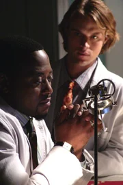 Der Highschool-Schüler Dan sieht während des Sports plötzlich alles doppelt und bricht schließlich zusammen. Dr. Eric Foreman (Omar Epps, l.) und Dr. Robert Chase (Jesse Spencer, r.) tappen im Dunkeln ...