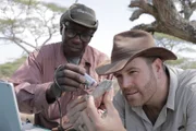 Josh Gates (r.)