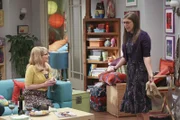 Penny und Bernadette (Melissa Rauch, l.) versuchen, Amy (Mayim Bialik, r.) etwas aufzuhübschen, da sie ein Date mit Dave hat, während Sheldon seine Freunde damit beauftragt, ihm eine neue Freundin zu suchen ...