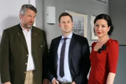 Neuzugang Sebastian König (Mark-Alexander Solf, m.) ist der Neffe von Dr. Lauser-König aus dem Innenministerium. Das sorgt vor allem bei Stadler (Dieter Fischer, l.) und Stockl (Marisa Burger, r.) für Nervosität.