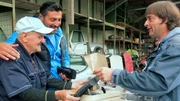 Trödelexperte Sükrü Pehlivan (Mitte) hilft Helmut (li.) auf dem Hausflohmarkt beim Verhandeln.