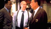 Von links: Detective Ed Green (Jesse L. Martin), Captain Donald Cragen (Dann Florek) und Lennie Briscoe (Jerry Orbach) kümmern sich um den Fall einer schwer verletzten 16-Jährigen, die vergewaltigt wurde.