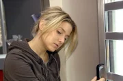 Anna (Jeanette Biedermann) geht es ohne Pillen immer schlechter.