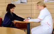 Miriam Schneider ist von dem spontanen Besuch ihrer Mutter Linda Schneider regelrecht überfahren, da sie nur zu gut um ihre "plauderige Art" weiß.