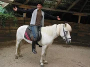 Willi Weitzel erfährt alles über die Arbeit auf einem Gestüt und bekommt eine Reitstunde auf einem Pony.