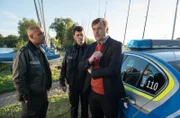 Marcus Nielsen (Eric Langner, r.) ist ziemlich verärgert, weil in sein neu gekauftes Boot eingebrochen wurde. Lukas Petersen (Patrick Abozen, l.) und Daniel Schirmer (Sven Fricke, M.) können sich noch keinen Reim darauf machen, warum die wertvollsten Gegenstände vom Dieb unangetastet blieben.