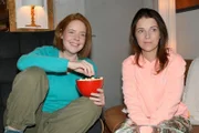 Toni (Olivia Marei, l.) und Lilly (Iris Mareike Steen) wollen auf ihre Freunde Einfluss nehmen, um eine geregelte Zusammenarbeit zu garantieren.