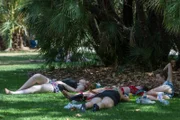 Menschen in Madrid, Spanien, am 4. August an einem Tag mit heißem Wetter.
