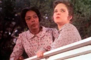 Hester Sue (Ketty Lester, l.) versucht, Mary (Melissa Sue Anderson, r.) über die Abwesenheit ihres Mannes hinwegzutrösten.