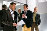 Kommissar Sven Hansen (Igor Jeftic, l.) und Polizist Michi Mohr (Max Müller, r.)  befragen Eduardo Zanelli (Daniel Montoya, m.).