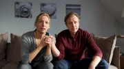 Die Melferts, Sandra (Niki Finger, l.) und Stefan (Christoph Grunert, r.), sind verzweifelt. Das Haus, das sie vor Kurzem geerbt haben, bringt ihnen nur Unglück. Bei der Durchsicht der Unterlagen stellen sie fest, dass sie unterversichert sind und der Brand sie ruinieren wird.