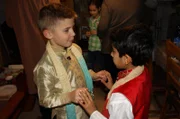 Adrian und Tanvir tanzen.
