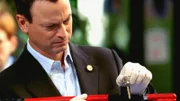 Detective Mac Taylor gerät ins Staunen: Die Mordwaffe wurde aus einem Lenkradschloss gebastelt.