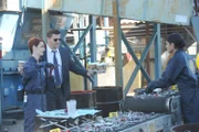 Jessica Warren (Laura Spencer, l.), Booth (David Boreanaz) und Cam (Tamara Taylor) werden zu einer Recyclinganlage gerufen, in der menschliche Überreste gefunden wurden.