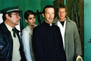 Franz Breidenbach (Erich Hallhuber, l.) nimmt auf Befehl von Leo (Henning Baum, r.) den Priester Johannes Rohner (Michael Roll, 2.v.r.) fest. Nina (Elena Uhlig, 2.v.l.) versteht die Welt nicht mehr ...