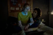 Bruno (Martin Peńaloza Cecconi) versucht Anastasia (Luise Emilie Tschersich) aufzumuntern, die Umut nicht aus dem Kopf bekommt.